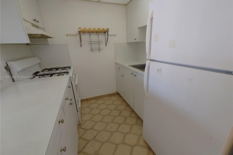 Casa en venta en Hialeah, Florida, 1 dormitorio, 75.25 m2 № 1697917 - foto 8