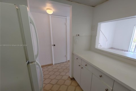 Casa en venta en Hialeah, Florida, 1 dormitorio, 75.25 m2 № 1697917 - foto 12