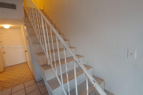 Casa en venta en Hialeah, Florida, 1 dormitorio, 75.25 m2 № 1697917 - foto 13