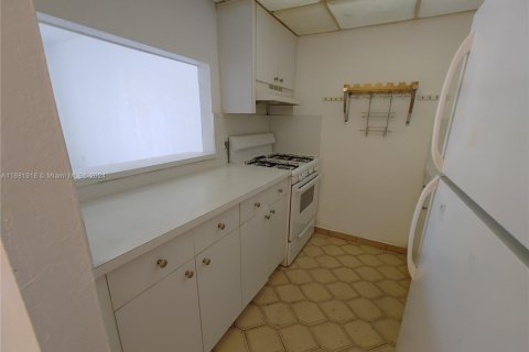 Casa en venta en Hialeah, Florida, 1 dormitorio, 75.25 m2 № 1697917 - foto 9