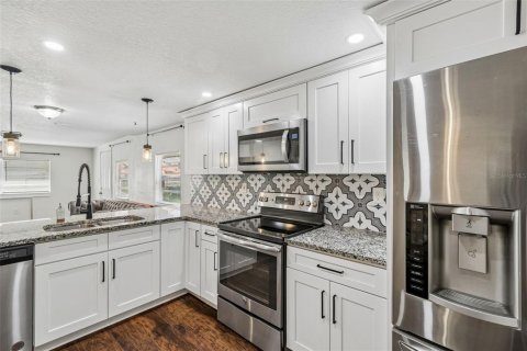 House in Tampa, Florida 3 bedrooms, 95.13 sq.m. № 2197764 - photo 9
