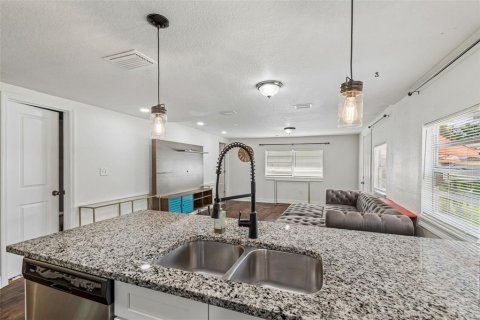 House in Tampa, Florida 3 bedrooms, 95.13 sq.m. № 2197764 - photo 12