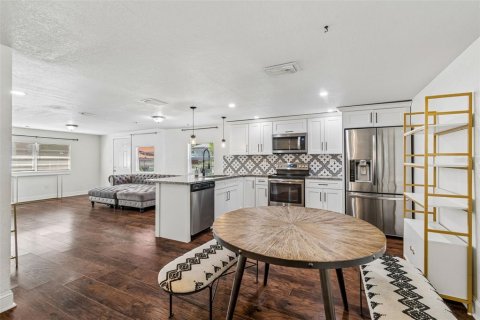 House in Tampa, Florida 3 bedrooms, 95.13 sq.m. № 2197764 - photo 4