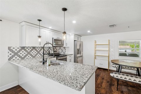House in Tampa, Florida 3 bedrooms, 95.13 sq.m. № 2197764 - photo 6