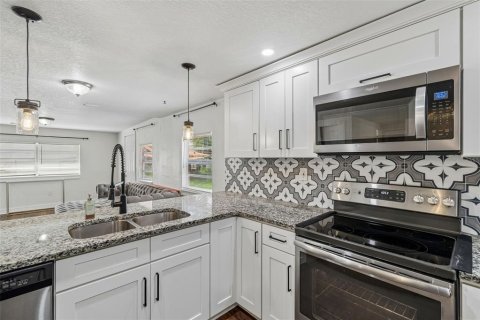 House in Tampa, Florida 3 bedrooms, 95.13 sq.m. № 2197764 - photo 11