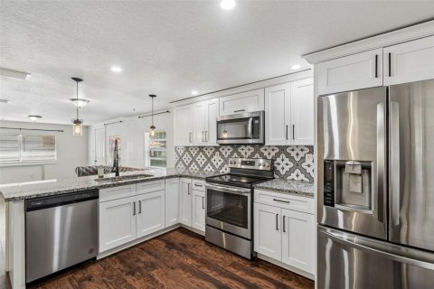 House in Tampa, Florida 3 bedrooms, 95.13 sq.m. № 2197764 - photo 8