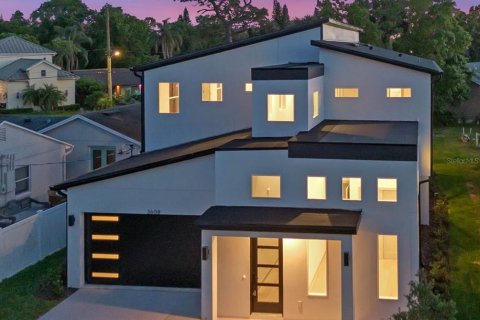 House in Orlando, Florida 4 bedrooms, 284.93 sq.m. № 1628411 - photo 3