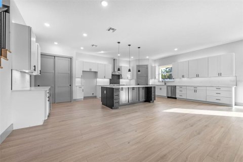 House in Orlando, Florida 4 bedrooms, 284.93 sq.m. № 1628411 - photo 9