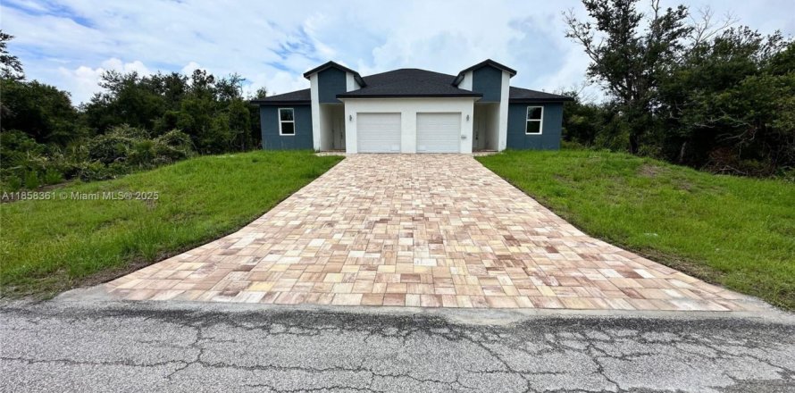 Propiedad comercial en Port Charlotte, Florida № 1882631