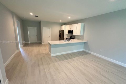 Propiedad comercial en venta en Port Charlotte, Florida № 1882631 - foto 4