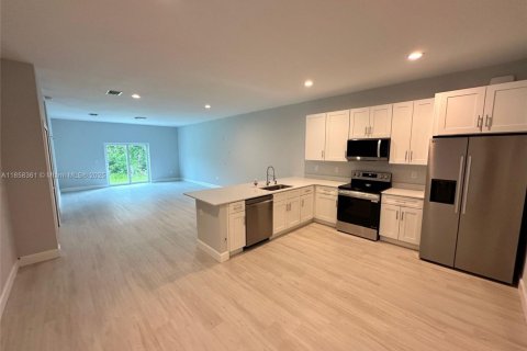 Propiedad comercial en venta en Port Charlotte, Florida № 1882631 - foto 2