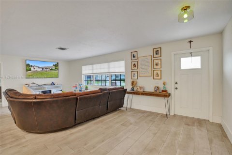 House in Lake Clarke Shores, Florida 3 bedrooms, 159.42 sq.m. № 1817073 - photo 5