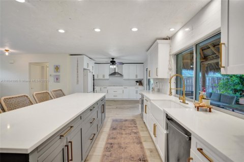 House in Lake Clarke Shores, Florida 3 bedrooms, 159.42 sq.m. № 1817073 - photo 9