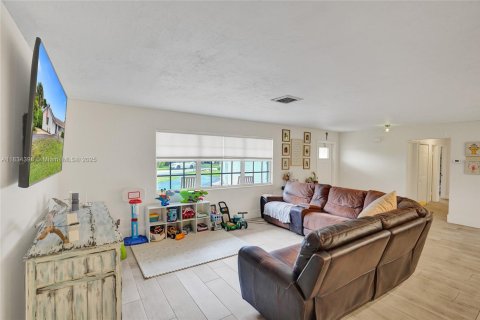 House in Lake Clarke Shores, Florida 3 bedrooms, 159.42 sq.m. № 1817073 - photo 6