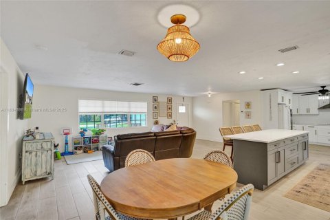 House in Lake Clarke Shores, Florida 3 bedrooms, 159.42 sq.m. № 1817073 - photo 8