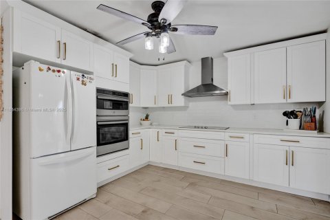 House in Lake Clarke Shores, Florida 3 bedrooms, 159.42 sq.m. № 1817073 - photo 21
