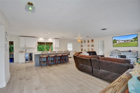 House in Lake Clarke Shores, Florida 3 bedrooms, 159.42 sq.m. № 1817073 - photo 4