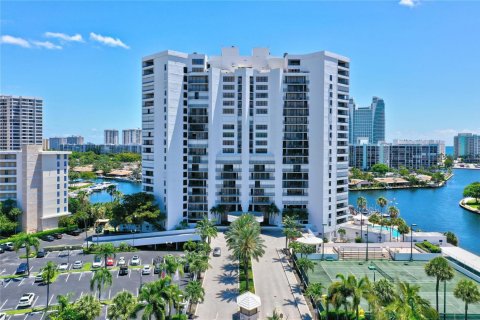 Condo in Hallandale Beach, Florida, 3 bedrooms  № 2274420