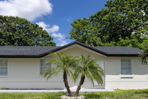 Villa ou maison à louer à Homestead, Floride: 3 chambres, 117.06 m2 № 1944555 - photo 2