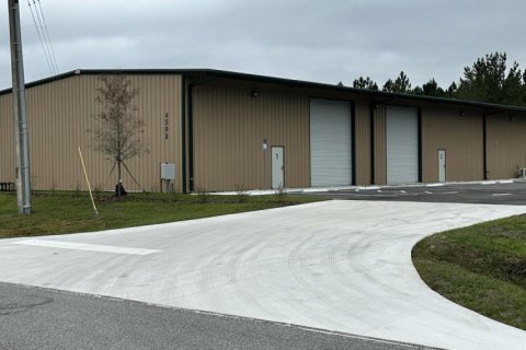 Propiedad comercial en alquiler en Green Cove Springs, Florida, 464.51 m2 № 767667 - foto 1