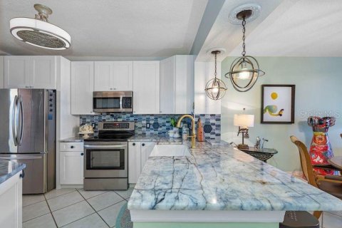 Condo in North Redington Beach, Florida, 2 bedrooms  № 1894552 - photo 10
