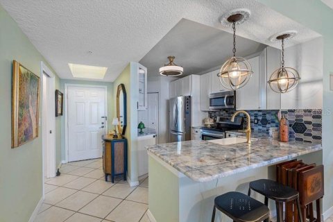 Condo in North Redington Beach, Florida, 2 bedrooms  № 1894552 - photo 7