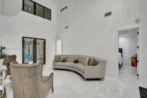 Купить виллу или дом в Майами, Флорида 5 спален, 327.85м2, № 2045423 - фото 8