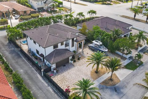 Купить виллу или дом в Майами, Флорида 5 спален, 327.85м2, № 2045423 - фото 4