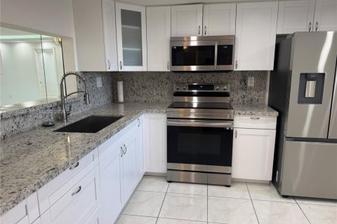 Купить кондоминиум в Пемброк-Пайнс, Флорида 2 спальни, 94.85м2, № 2032433 - фото 2