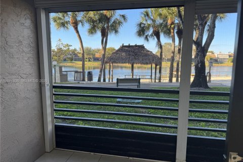 Купить кондоминиум в Пемброк-Пайнс, Флорида 2 спальни, 94.85м2, № 2032433 - фото 12