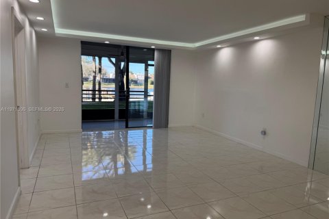 Купить кондоминиум в Пемброк-Пайнс, Флорида 2 спальни, 94.85м2, № 2032433 - фото 3