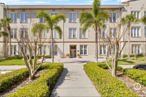 Condo in Saint Petersburg, Florida, 2 bedrooms № 2410550 - photo 7