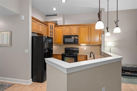 Condo in Saint Petersburg, Florida, 2 bedrooms № 2410550 - photo 21