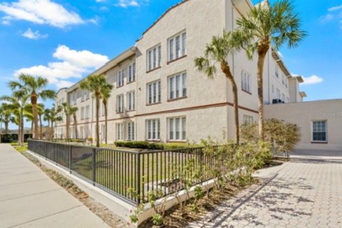 Condo in Saint Petersburg, Florida, 2 bedrooms № 2410550 - photo 8