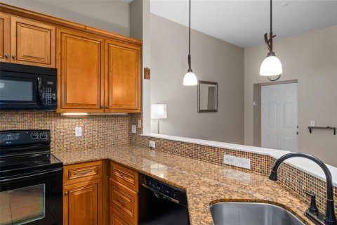 Condo in Saint Petersburg, Florida, 2 bedrooms № 2410550 - photo 23