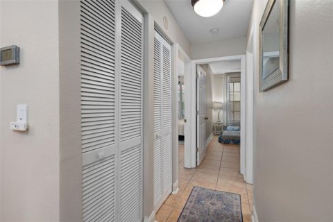 Condo in Saint Petersburg, Florida, 2 bedrooms № 2410550 - photo 29