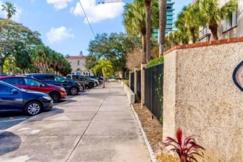 Condo in Saint Petersburg, Florida, 2 bedrooms № 2410550 - photo 6