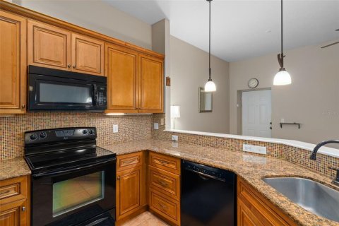 Condo in Saint Petersburg, Florida, 2 bedrooms № 2410550 - photo 25