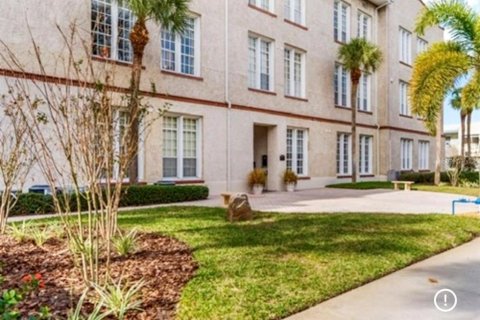Condo in Saint Petersburg, Florida, 2 bedrooms № 2410550 - photo 9