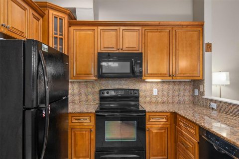 Condo in Saint Petersburg, Florida, 2 bedrooms № 2410550 - photo 24
