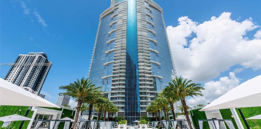 Кондоминиум с 3 спальнями в Майами, Флорида № 2048652