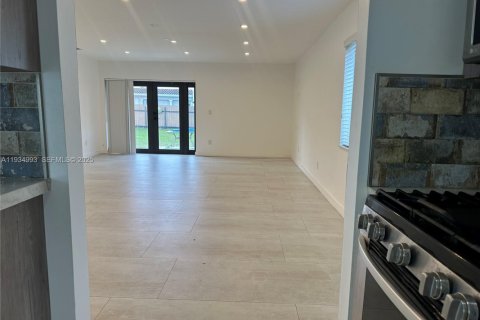 Casa en alquiler en Miami, Florida, 4 dormitorios, 193.24 m2 № 1993067 - foto 10