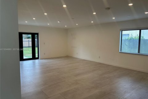 Casa en alquiler en Miami, Florida, 4 dormitorios, 193.24 m2 № 1993067 - foto 9