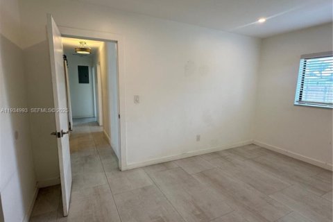 Casa en alquiler en Miami, Florida, 4 dormitorios, 193.24 m2 № 1993067 - foto 24