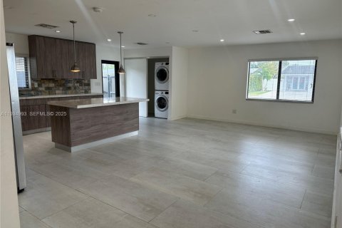 Casa en alquiler en Miami, Florida, 4 dormitorios, 193.24 m2 № 1993067 - foto 4