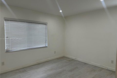 Casa en alquiler en Miami, Florida, 4 dormitorios, 193.24 m2 № 1993067 - foto 13