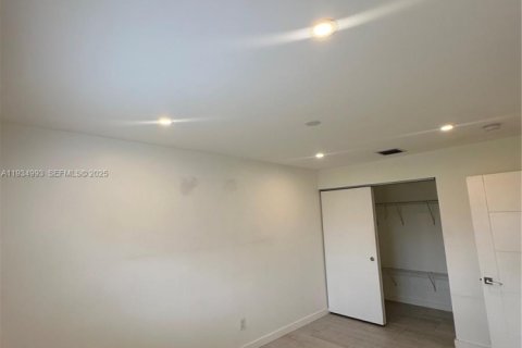 Casa en alquiler en Miami, Florida, 4 dormitorios, 193.24 m2 № 1993067 - foto 22