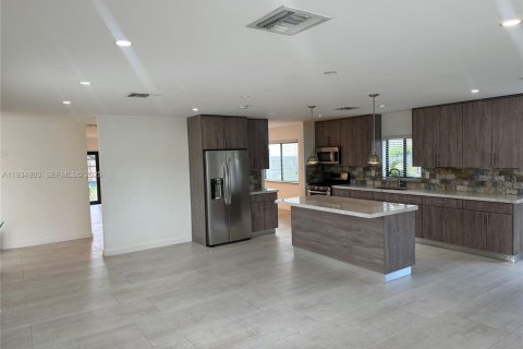 Casa en alquiler en Miami, Florida, 4 dormitorios, 193.24 m2 № 1993067 - foto 6