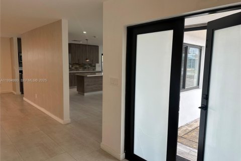 Casa en alquiler en Miami, Florida, 4 dormitorios, 193.24 m2 № 1993067 - foto 3