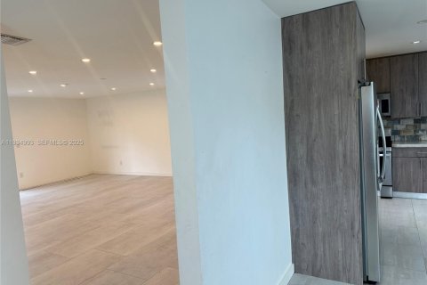 Casa en alquiler en Miami, Florida, 4 dormitorios, 193.24 m2 № 1993067 - foto 8